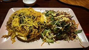 Veganes Gilani mit Spinat und Beilagensalat  at Kaspar Hauser in Ansbach