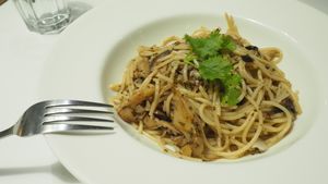Organic Mushroom Aglio Olio - RM24 (as of 2017) at Real Food 真食 in Penang