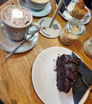 Chocolate cake and hot chocolate with oat milk at Zweite Heimat Dangast in Varel