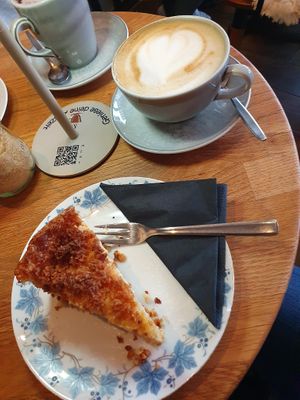 Mandarin-coconut cake and coffee with oat milk at Zweite Heimat Dangast in Varel