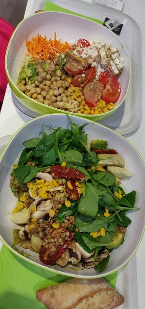 Deux exemples de salades véganes (excepté le fromage sur celle du haut) at SO Green in Nice