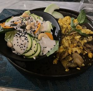 Tofu strapazzato con curcuma, lievito nutrizionale e funghi servito con insalata fresca e salsa di anacardi.  at MINT Cucina Fresca in Polignano A Mare