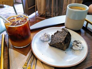Sunrise Americano + Black sesame cake at L'îlebrairie in Paris