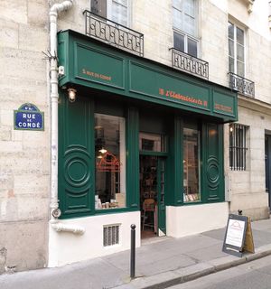 Façade at L'îlebrairie in Paris