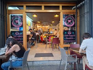 Especio para disfrutar del buen café, caliente o frío, sol@ o acompañad@. También con chapatas, sandwiches, ensaladas, panqués,  brownies y galletas veganos. at Cafetal Chilango MAQ in Mexico City