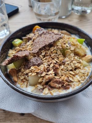 Granola mit Früchten und Kokosjoghurt at Oben in Vienna