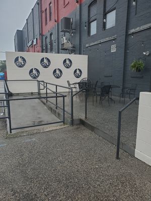 Outdoor sitting at Puddlers Kitchen & Tap in Bridgeport