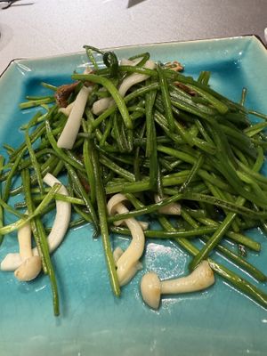 椰絲百菇水蓮根 (水菜ときのこのココナッツ炒め) Stir-fried White Water SnowMakes with Mushrooms and Shredded Coconut. (More than Half eaten in the photo as it wa at Zen Tea Restaurant in Taipei