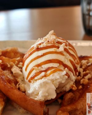 French toast with vanilla ice cream at Maora Restaurant - Batignolles in Paris