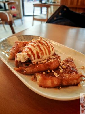 French toast with vanilla ice cream at Maora Restaurant - Batignolles in Paris