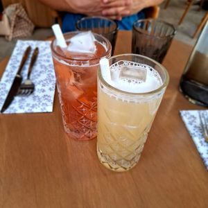 Thés glacés, bien rafraîchissants 🧊 : yuzu et pêche hibiscus at Maora Restaurant - Batignolles in Paris