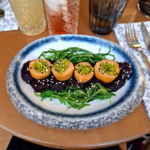 Noix de Saint Pierre Paul Jacques : champignons façon saint Jacques, purée de patates douces et patates noires, salade d'algues. Délicieux ! at Maora Restaurant - Batignolles in Paris