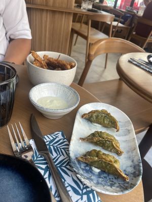 Gyoza et enori frits   at Maora Restaurant - Batignolles in Paris