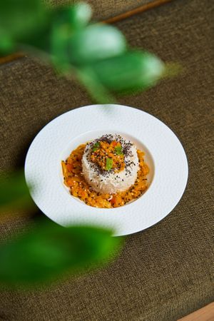"BLACK & YELLOW" : 

JAPANESE CURRY, APPLES, TRICOLOR CARROTS, SLOW-COOKED ONIONS, WHITE RICE & BLACK AMARANTH. at Maora Restaurant - Batignolles in Paris