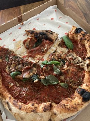 Vegane Pizza Marinara mit extra Pilzen  at Bolle Pizza Sandwiches – Ottensen in Hamburg