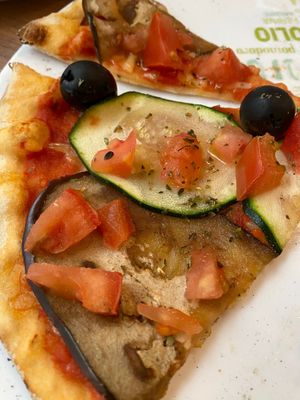 Tienen queso vegano y esta pizza estaba riquísima!!😍 Nada aceitosa y los ingredientes estaban muy ricos! at Capriccio Italiano in Merida