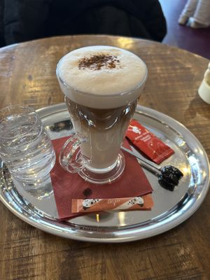 Vanilla Latte Oat Milk 6,50€ (Hafer Aufpreis?)
  at DAS HOUSE Café & Bar in Vienna