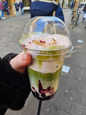 Iced Matcha-latte mit Blaubeere und Hafermilch at Kumo Kun in Muenster