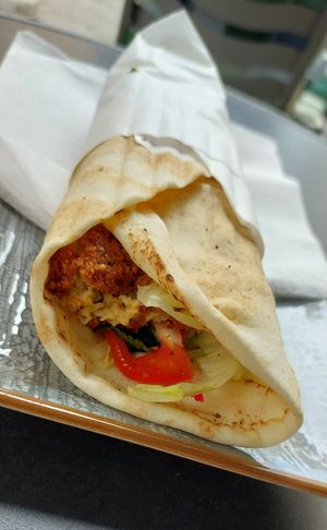 Klassischer veganer Wrap mit heißen, knusprigen Falafel für € 7,00 at Safar Falafel in Ingolstadt