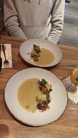 Tussengerecht - prei en aardappelsoep met gekonfijte champignons  at Graansilo in Groningen