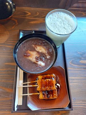 Zenzai, mitarashi dango and hot soy milk matcha (1490 + 300¥) at Umezono - Sanjo Teramachi Store in Kyoto
