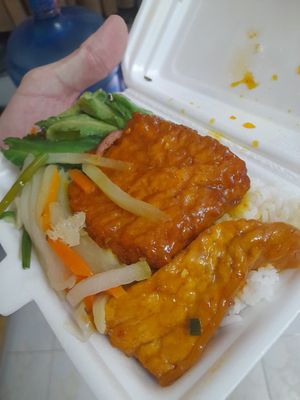 My take away com chay 20.000 Dong at Du Món in Ho Chi Minh City