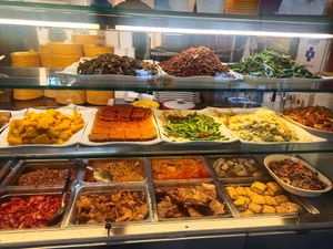 Variety of dishes at Kwan Tzi Zhai Vegetarian Cuisine 觀自齋 - Geylang in Central Singapore