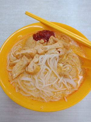 Curry laksa with 'white noodles'. Delicious curry soup made only with coconut milk, no dairy. at Kwan Tzi Zhai Vegetarian Cuisine 觀自齋 - Geylang in Central Singapore