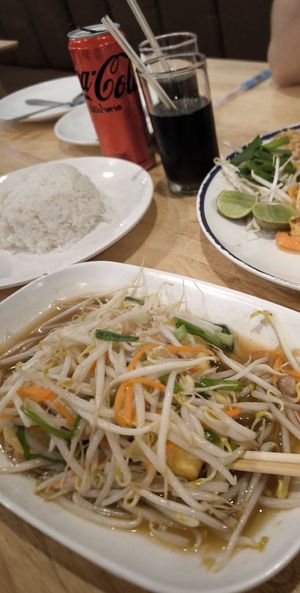 Stir fried bean sprouts with tofu and steamed rice at Nana Seafood (Soi17) in Bangkok