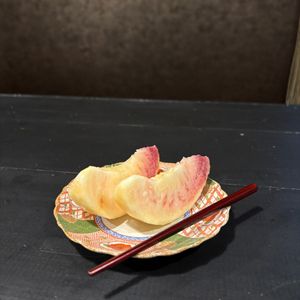 Japanese 'jewel' fruits.
This is white peach.
Juicy, sweet and soft. at Japanese Fermented Degustation Bar ODORU in Osaka