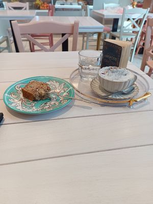 Kaffee mit Bananenkuchen at Flower Café in Capo Dorlando