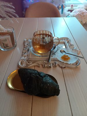 Tee mit Holzkohle Croissant at Flower Café in Capo Dorlando