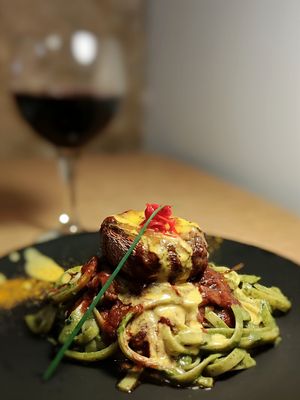 Tagliatelle al pesto com Porto Belo gratinado at Inti Restaurante in Porto