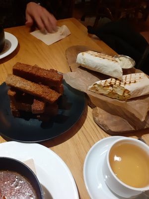 Grenki and super tofu roll at Avocado Cafe - Chistoprudny in Moscow