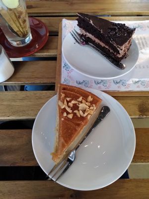 Ginger tea, chocolate mousse and banana peanut at Smells Good Café in Essen