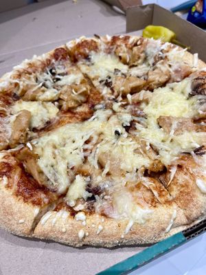 I got delivered Green BBQ vegan pizza with bbq sauce, plant based "meat", portobello mushrooms, fresh onion and grated vegan cheese at Papa John's  in Oviedo