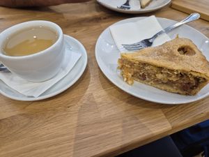 פאי תפוחים עם אגוזים וצימוקים - טרי, טעים - תענוג! at Madal Coffee Co. - Kávezo in Budapest