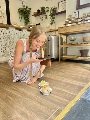 No tables so we made do either the floor 🤭  at lentulus in Mallorca