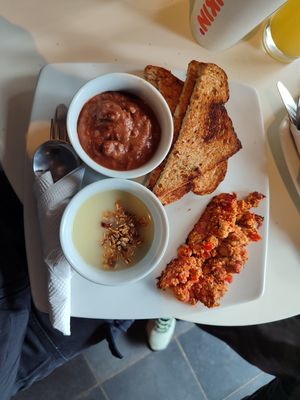 Ideal lugar para desayunar!, distintas fuentes de proteína vegetal y se pueden comprar productos veganos 🤗 at Artesano in Guatemala City