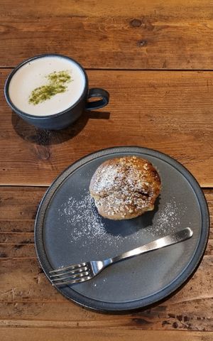 Chai Latte und Bananenmuffin at holidaypark roastworks in Nakatsugawa