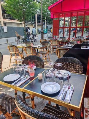 ouside seats at Daimant Saint-Honoré in Paris