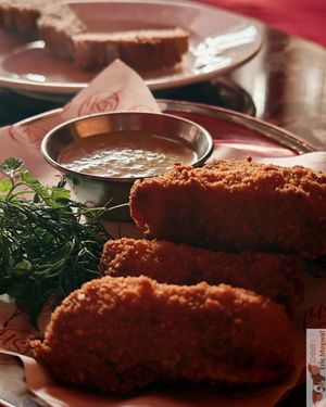 Croquettes cochonnes

HOMEMADE STUFFING WITH MUSHROOMS AND SMOKED SOYBEAN PASTE, DELICATE JELLY, FINE CRISPY BREADING AND BOUND RAVIGOTE SAUCE, HERBS at Daimant Saint-Honoré in Paris