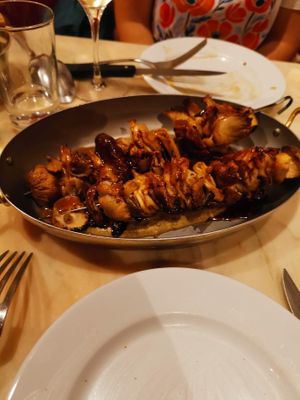 Brochettes laquées au feu, jus signature (Champignons) at Daimant Saint-Honoré in Paris