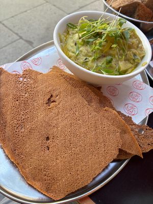 Broccoli guacamole with buckwheat chips at Daimant Saint-Honoré in Paris