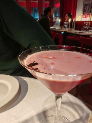 LE SAINT-HONORÉ 0.0% ALCOOL

INSPIRATION : RED PORNSTAR MARTINI

FRUITÉ, GLAMOUR, VANILLÉ | FRUITY, GLAMOUR, VANILLA-SCENTED

FLUÈRE Raspberry blend, cranberry, PURÉE at Daimant Saint-Honoré in Paris