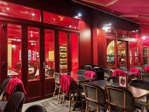 outside with covers at Daimant Saint-Honoré in Paris