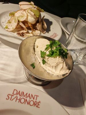 SMOKED BUTTER

HOUSE-MADE WHIPPED BUTTER, BEECHWOOD-SMOKED SALT. at Daimant Saint-Honoré in Paris