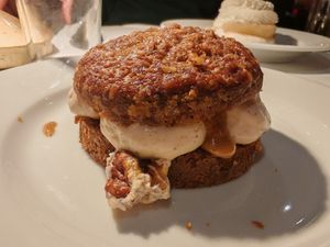 CLARA LUCIANI x DAIMANT : LE SUCCÈS CLARA

Walnut moelleux with roasted nuts, WALNUT mousseline cream, AND molten CENTER.

Profits entirely donated to the Maison des Femmes Ma at Daimant Saint-Honoré in Paris