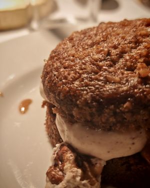 CLARA LUCIANI x DAIMANT : LE SUCCÈS CLARA

Walnut moelleux with roasted nuts, WALNUT mousseline cream, AND molten CENTER.

Profits entirely donated to the Maison des Femmes Ma at Daimant Saint-Honoré in Paris