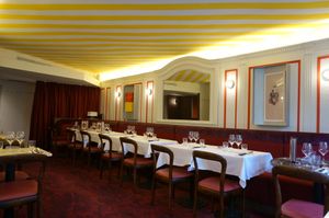 Eat-in space (upstairs) at Daimant Saint-Honoré in Paris